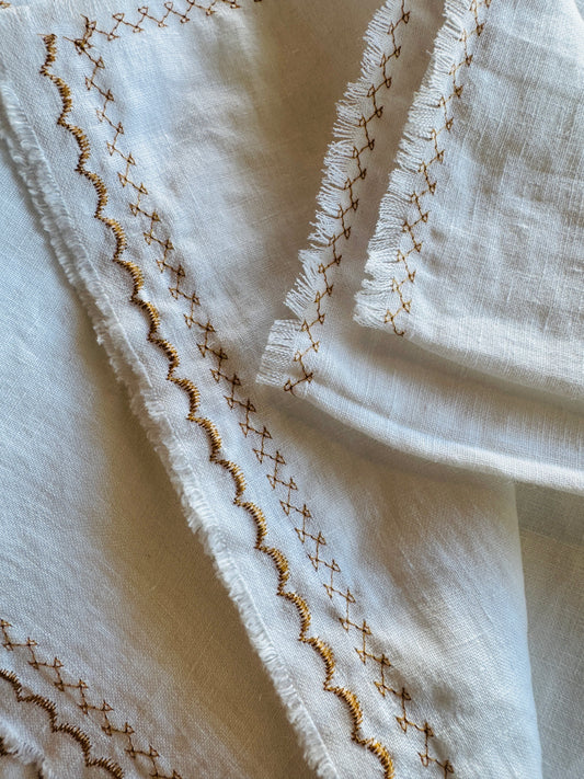 Embroidered tablecloth 001