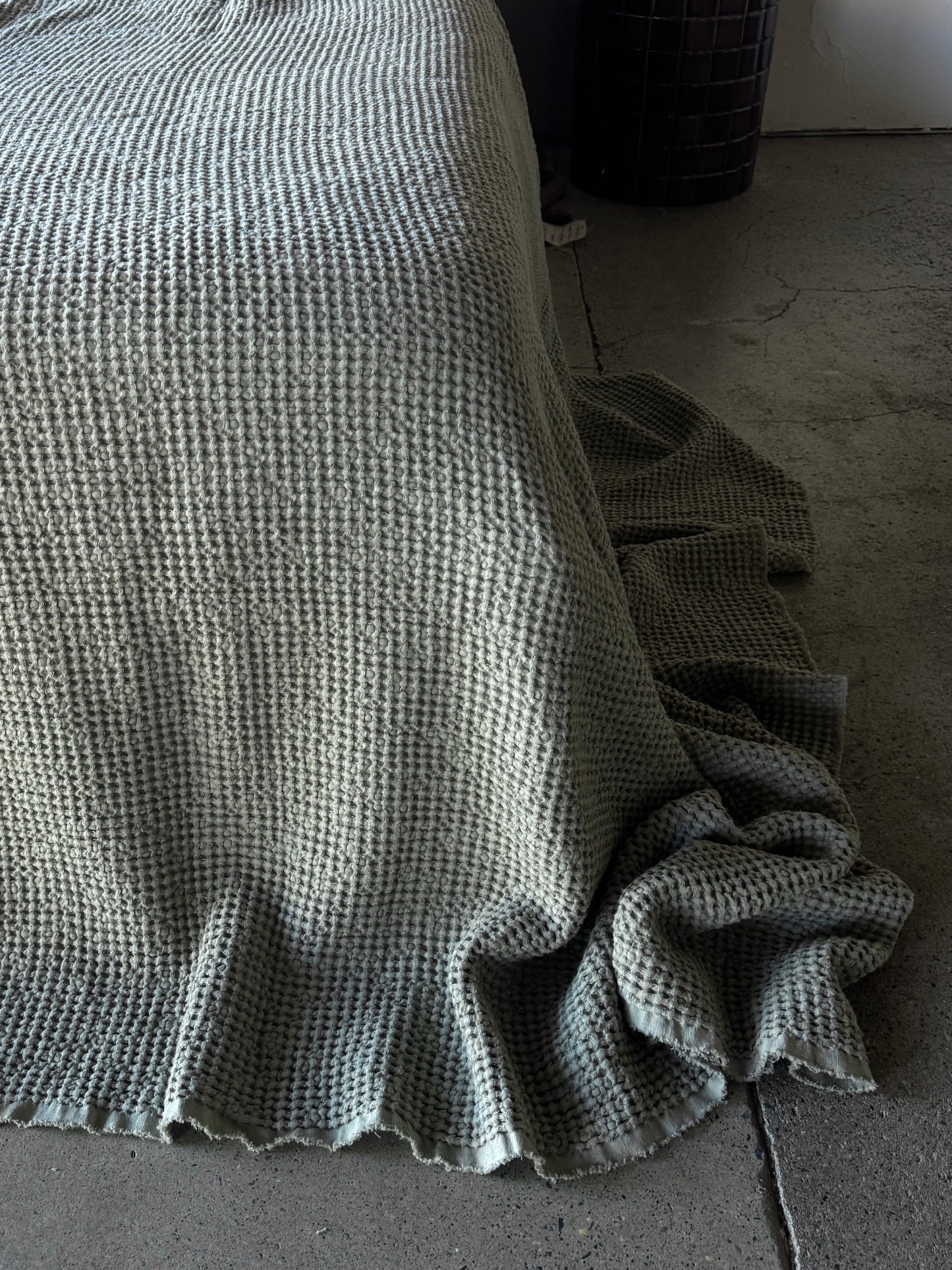 Waffle linen blanket - Bayleaf