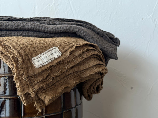 Waffle linen throw - Olive Bark